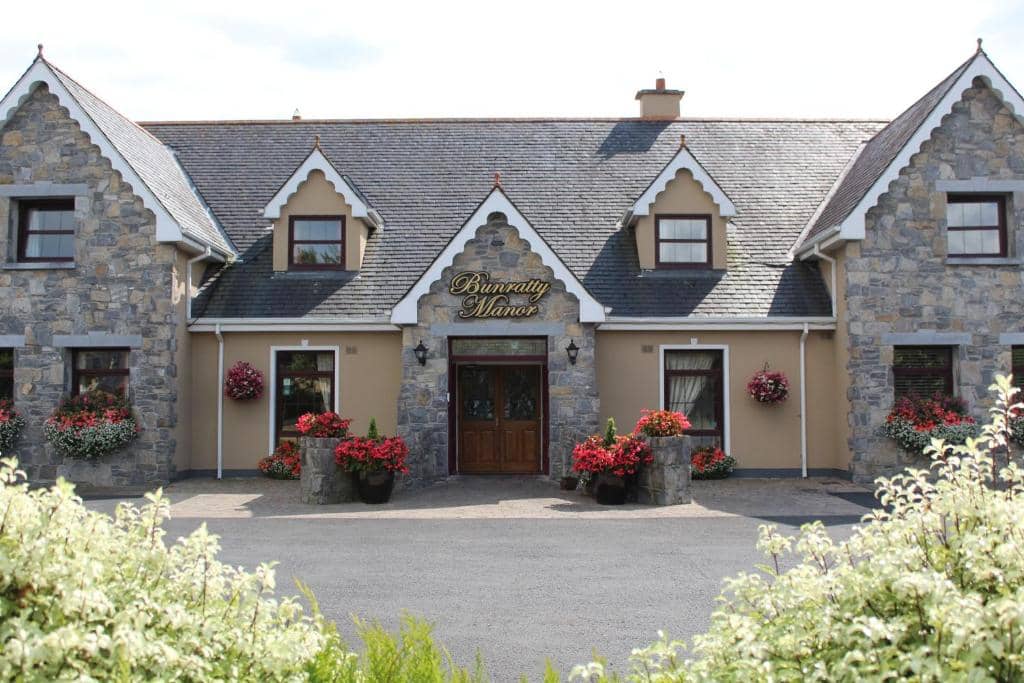 Hotels near Dromore Castle