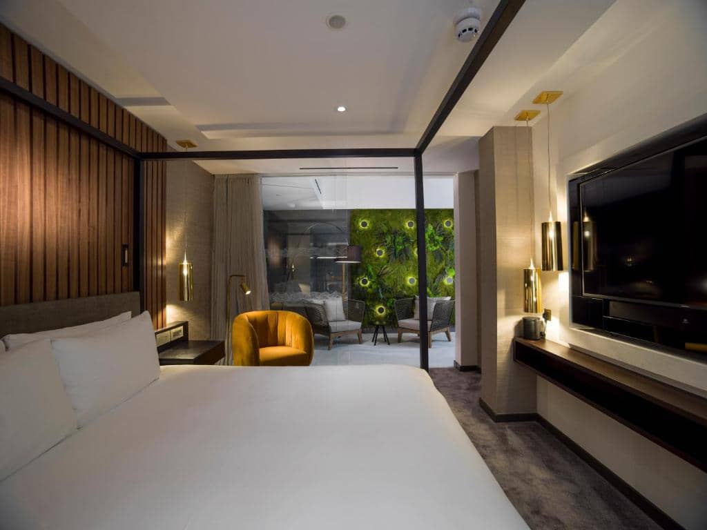 Middle Eight - Preferred Hotels and Resorts